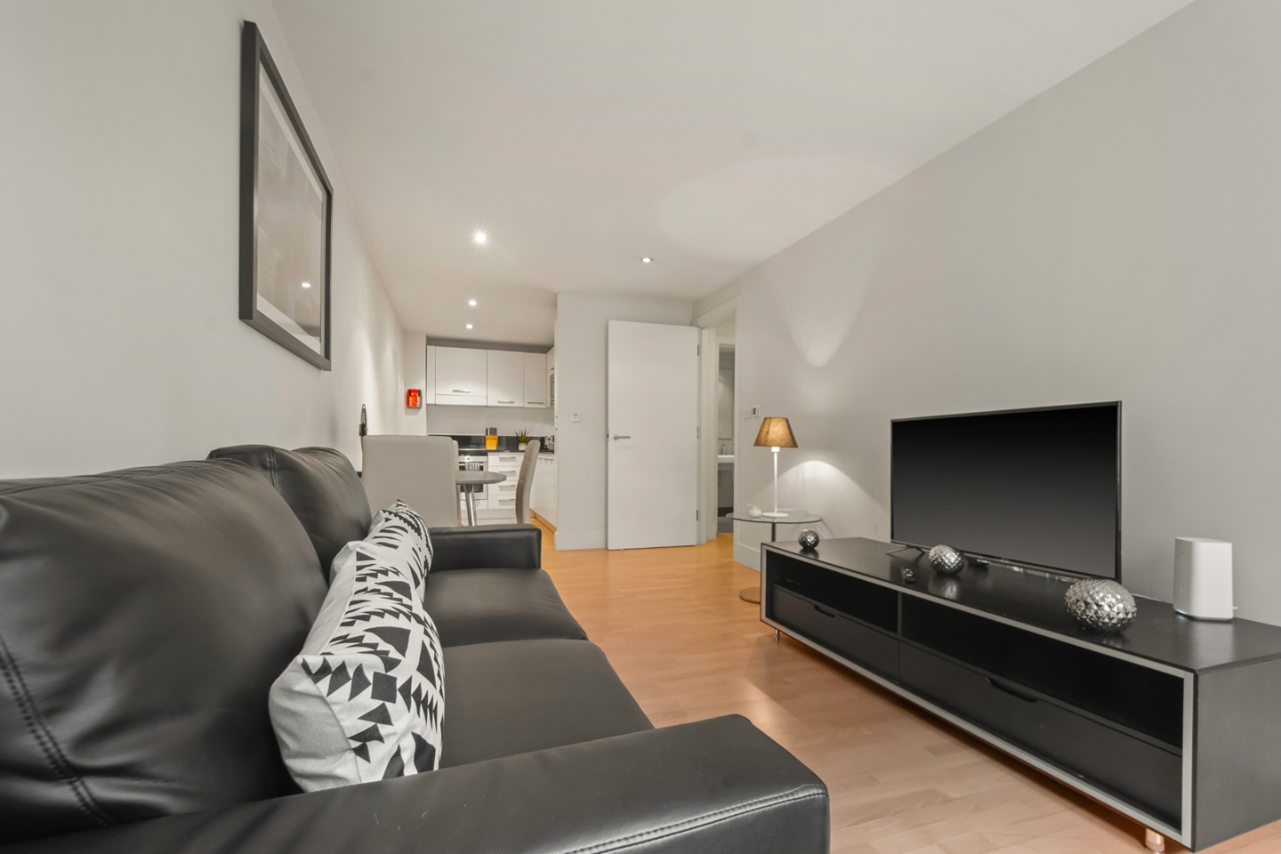 1 Bed Flat, Sir John Lyon House, EC4V photo 3