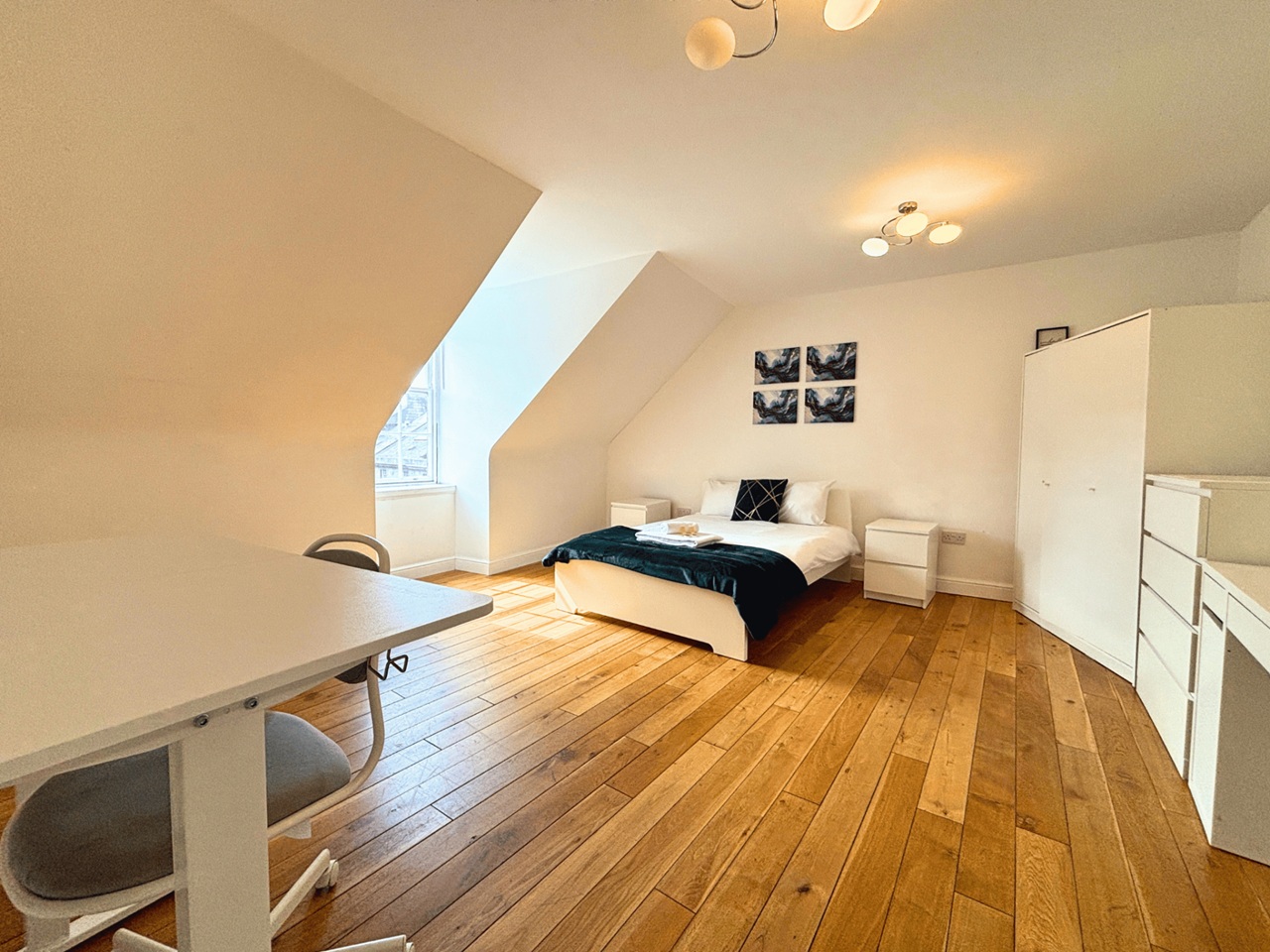2 Bed Flat, Drummond St, EH8 photo 2
