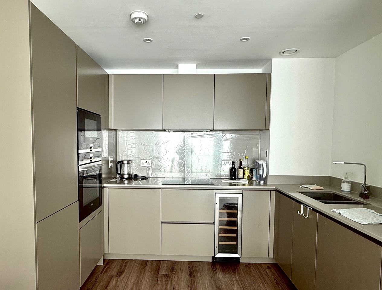1 Bed Flat, Piazza Walk, E1 photo 3