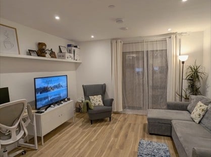 1 Bed Flat, New Bell House, TW4