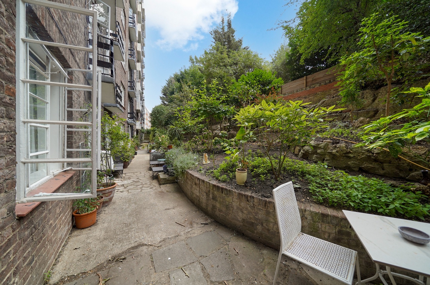 2 Bed Flat, Shepherds Bush Road, W6 photo 4