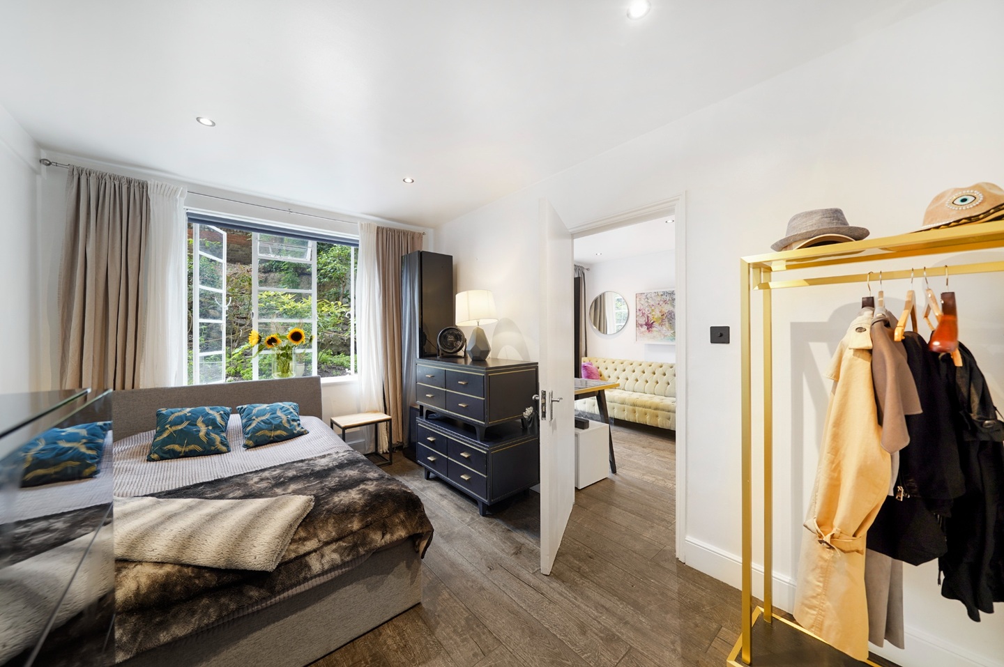 2 Bed Flat, Shepherds Bush Road, W6