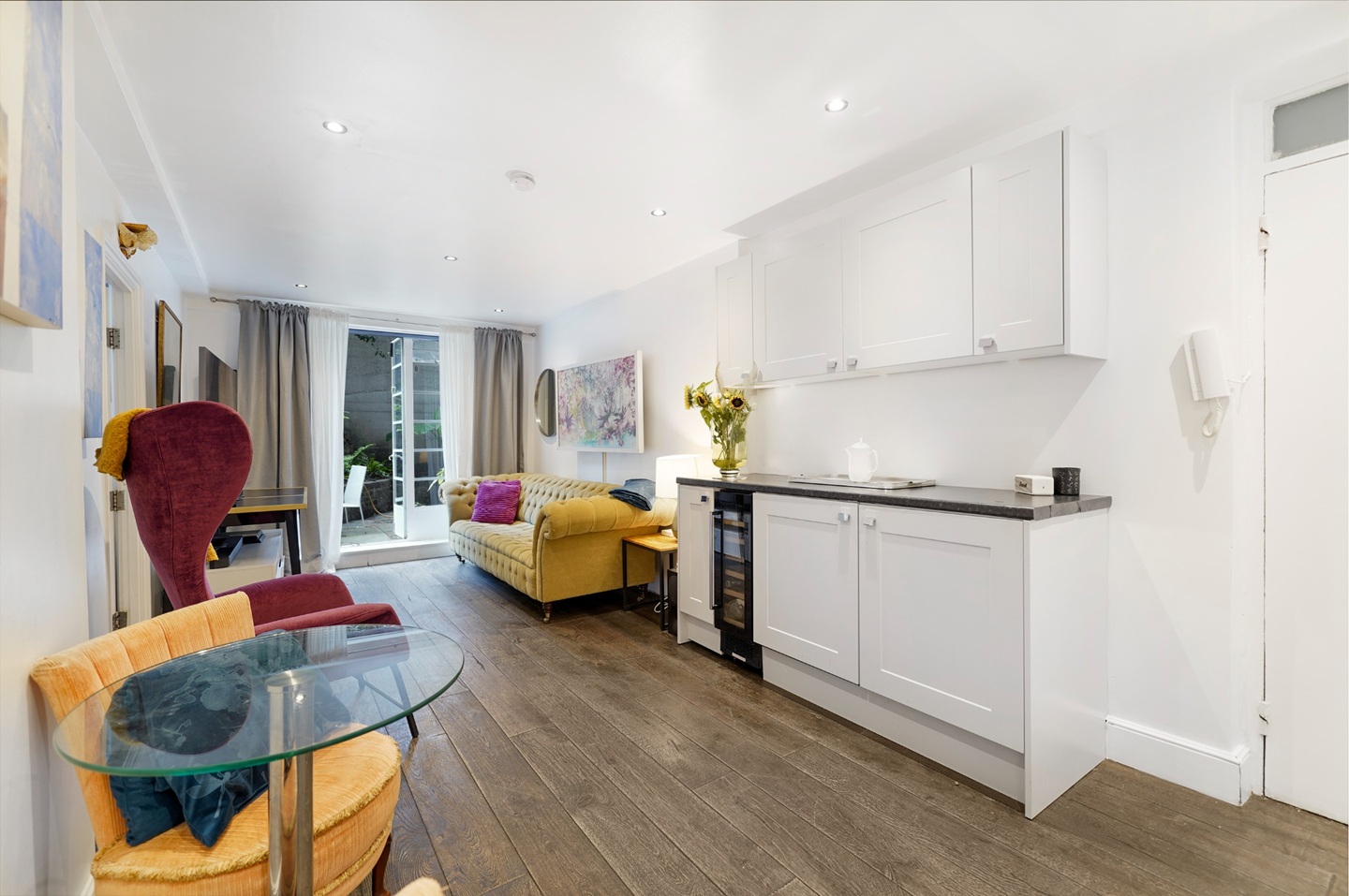 2 Bed Flat, Shepherds Bush Road, W6 photo 3