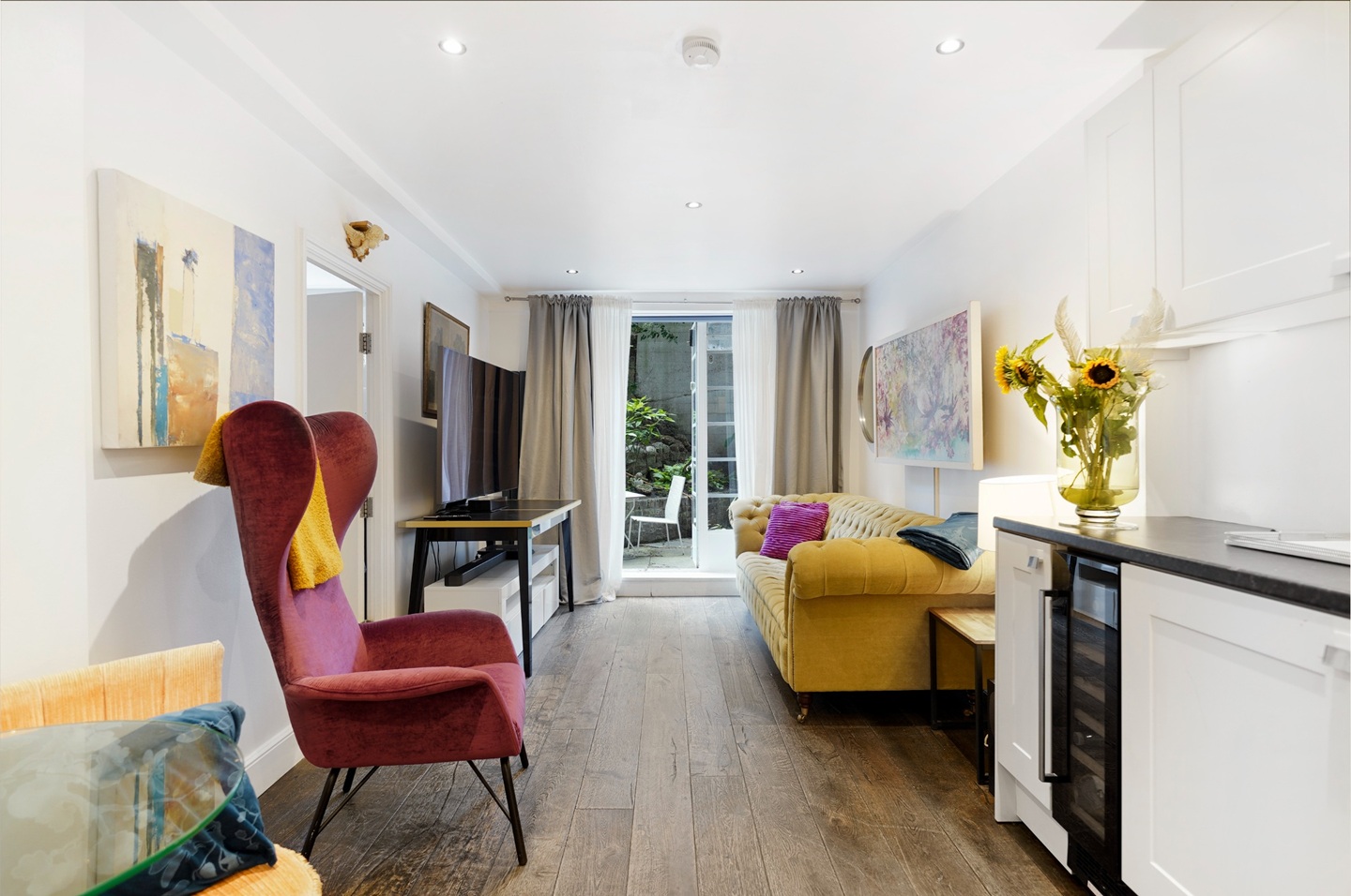 2 Bed Flat, Shepherds Bush Road, W6 photo 2