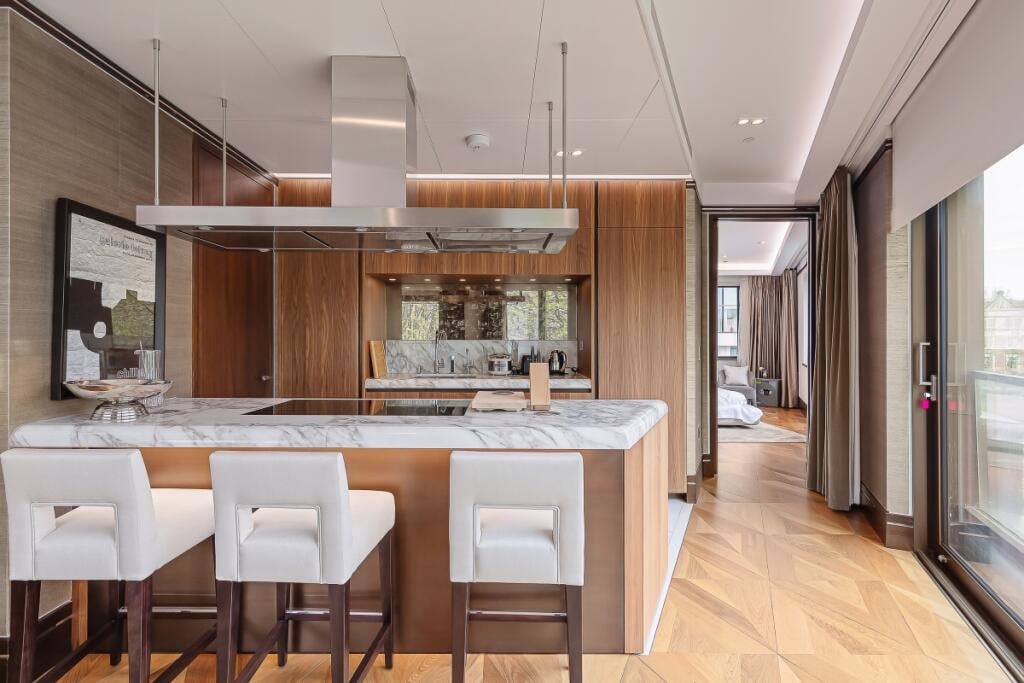 2 Bed Flat, Crown Square, SE1 photo 3