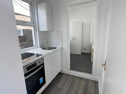 Studio Flat, Station Road, N3