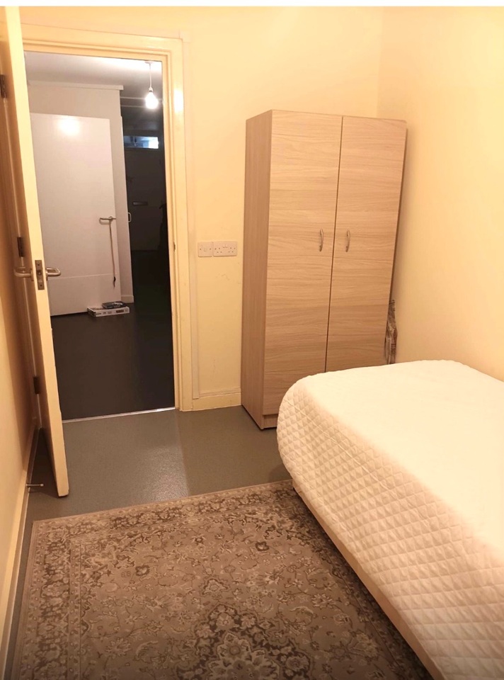 Room in a Shared Flat, Lena Gardens, W6 photo 3