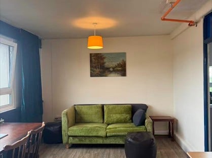 2 Bed Flat, Hornchurch Court, M15