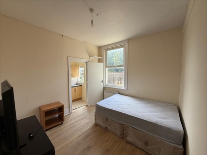 Studio Flat, Hanworth Road, TW3