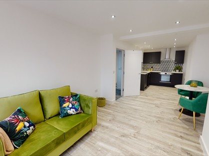 1 Bed Flat, High St, OL4