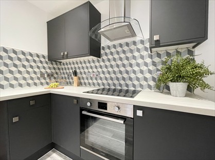 1 Bed Flat, High St, OL4