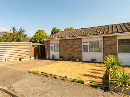 2 Bed Bungalow, Romany Close, SG6