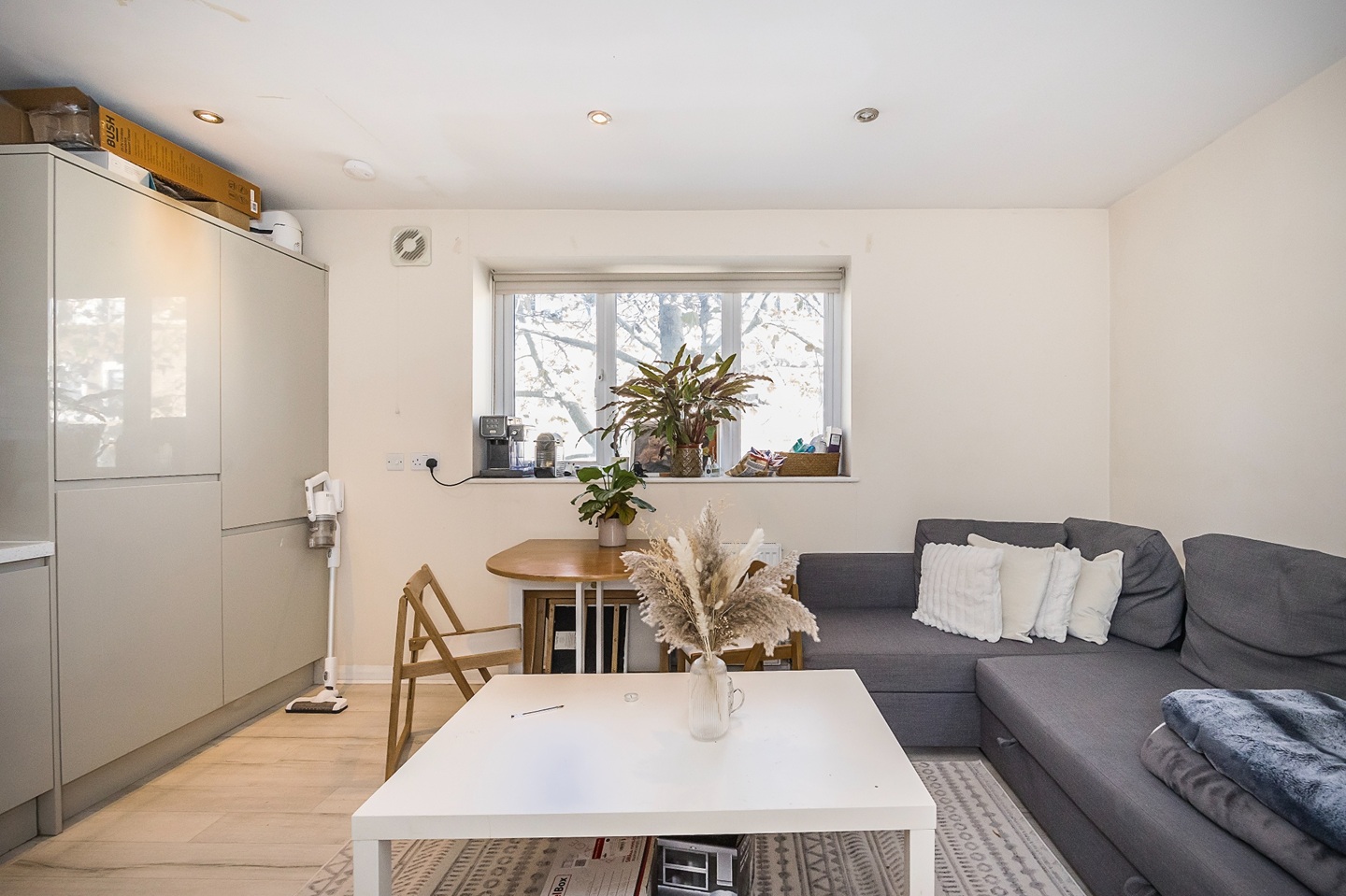 3 Bed Flat, Lower Road, SE16 photo 2