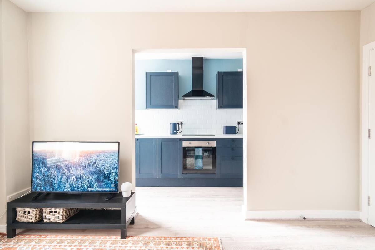 1 Bed Flat, Dylan House, L3 photo 3