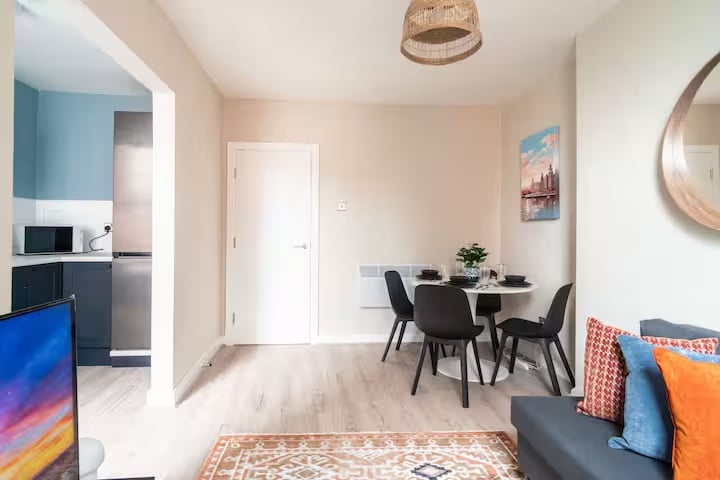 1 Bed Flat, Dylan House, L3 photo 4
