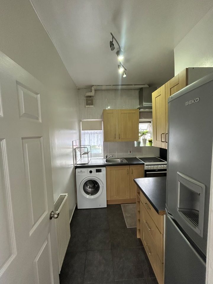 2 Bed Maisonette, Beeston, LS11 photo 4