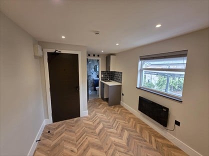 Studio Flat, Fairfax House, SW15
