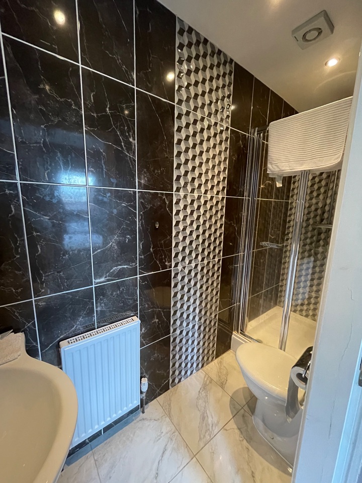 2 Bed Penthouse, Otley Road, LS16 photo 5