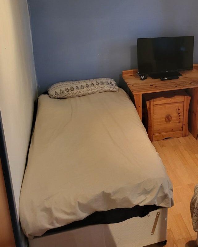 Room in a Shared House, Oakley Close, M40