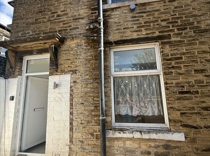 1 Bed Terraced House, Green Place, BD2