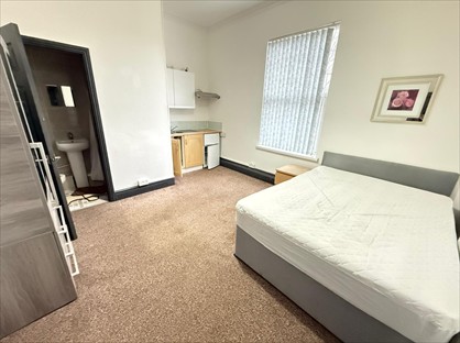Studio Flat, High St, B70
