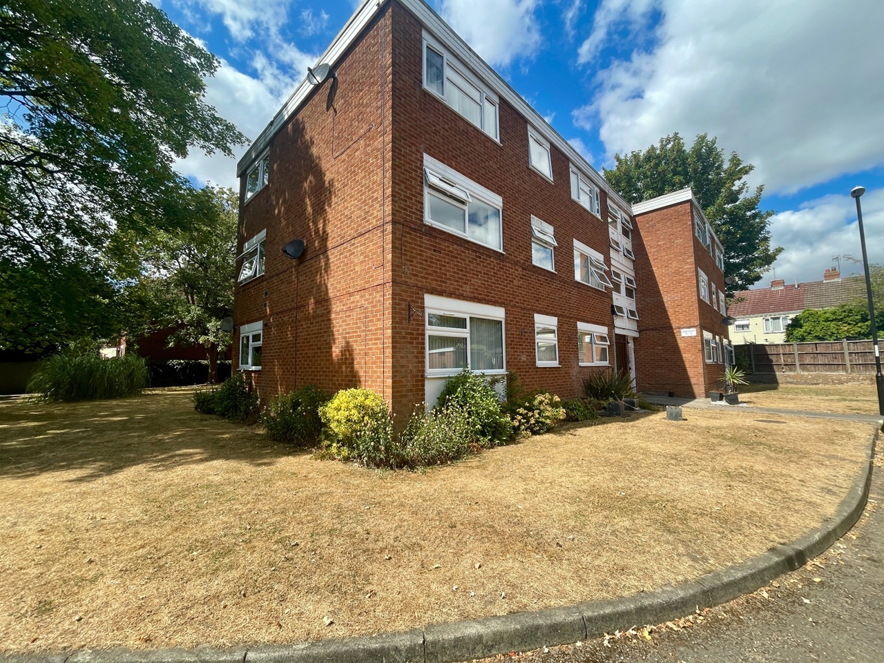 2 Bed Flat, Farr Drive, CV4 photo 3