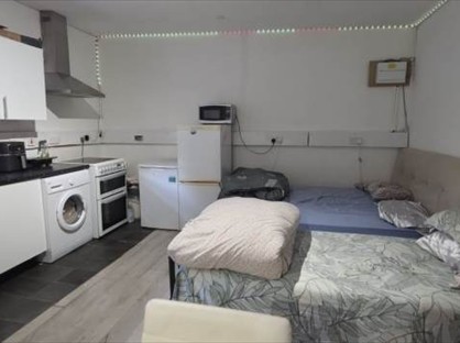 1 bed flat/apartment for rent in Studio Flat, Romford Road, E12
