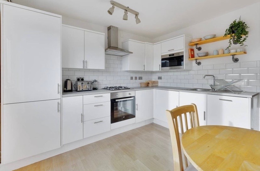 2 Bed Flat, York Road, SW11 photo 2