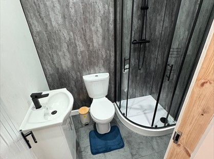 Room in a Shared House, Florence St, L4
