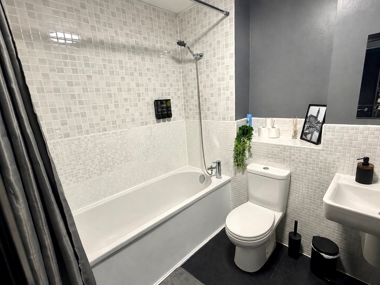 2 Bed Flat, Denmark Road, M15 photo 4