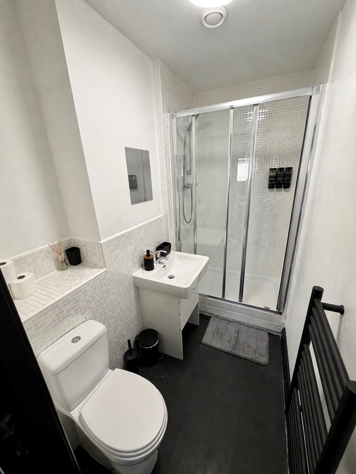 2 Bed Flat, Denmark Road, M15 photo 5