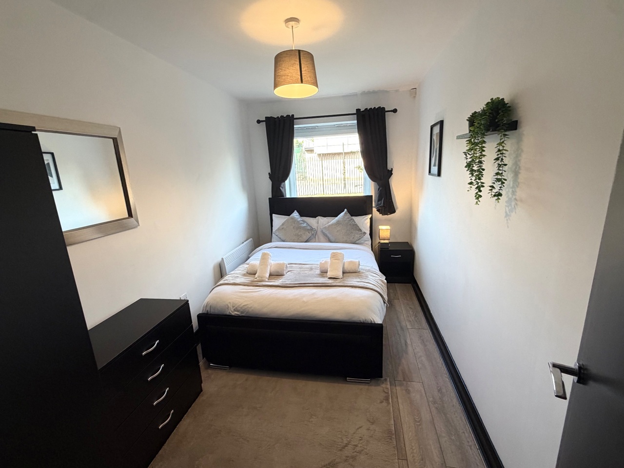 2 Bed Flat, Denmark Road, M15 photo 3