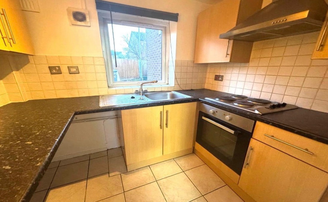 2 Bed Semi-Detached House, Rushmere Walk, NG5 photo 2