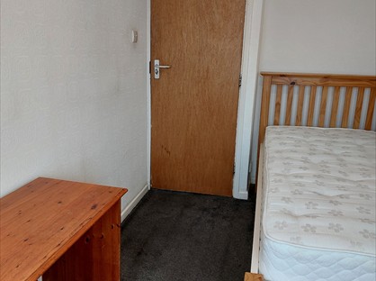 Room in a Shared House, Eastbridge, SL2