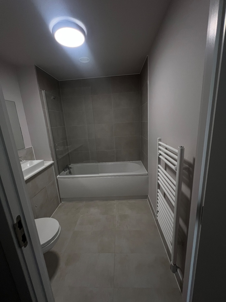 2 Bed Flat, Botanical Gardens, M16 photo 2