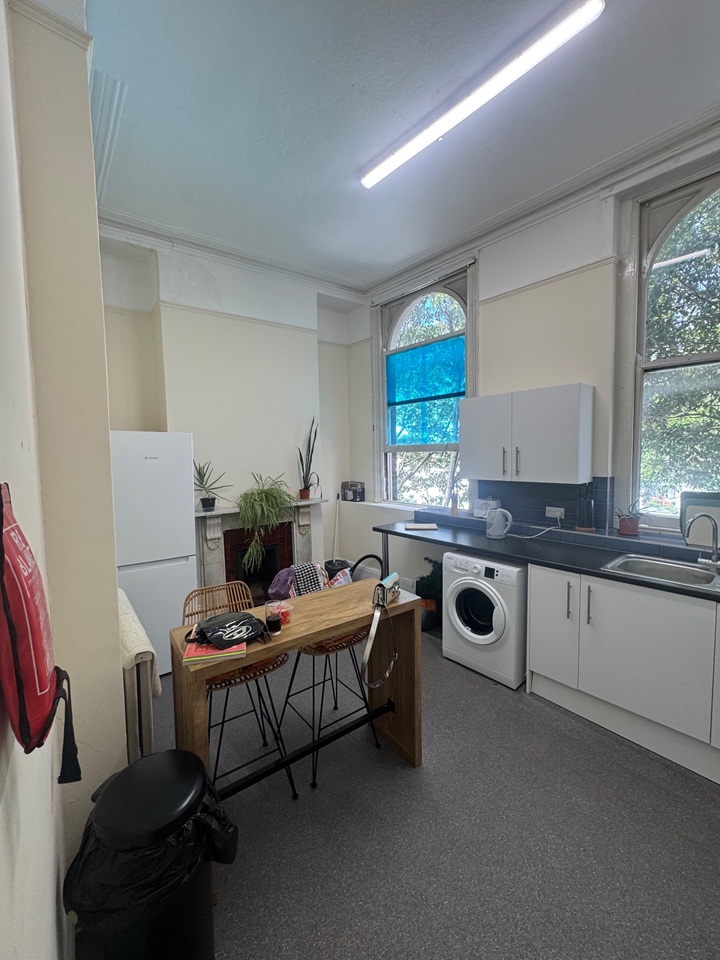 Room in a Shared House, Holloway Road, N19