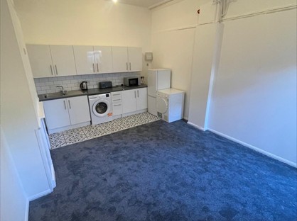 Bedsit, Silver St, N18