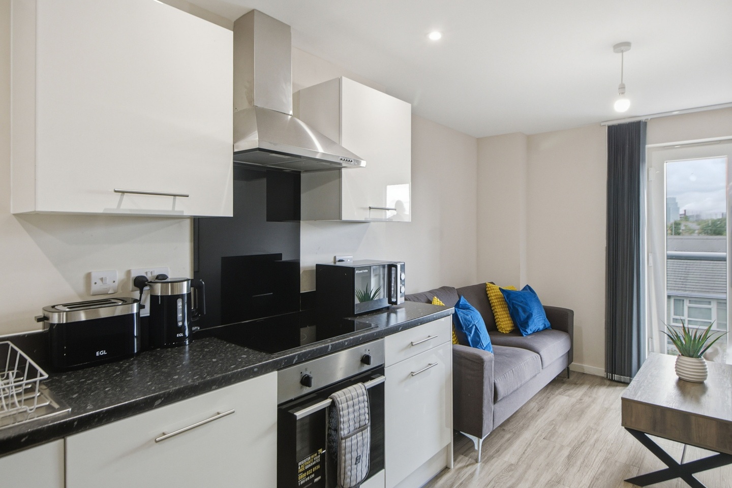 2 Bed Flat, Portcullis House, M15 photo 2