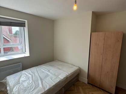 Studio Flat, Baker St, KT13