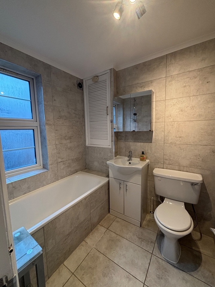 2 Bed Flat, Drummond Street, NW1 photo 5