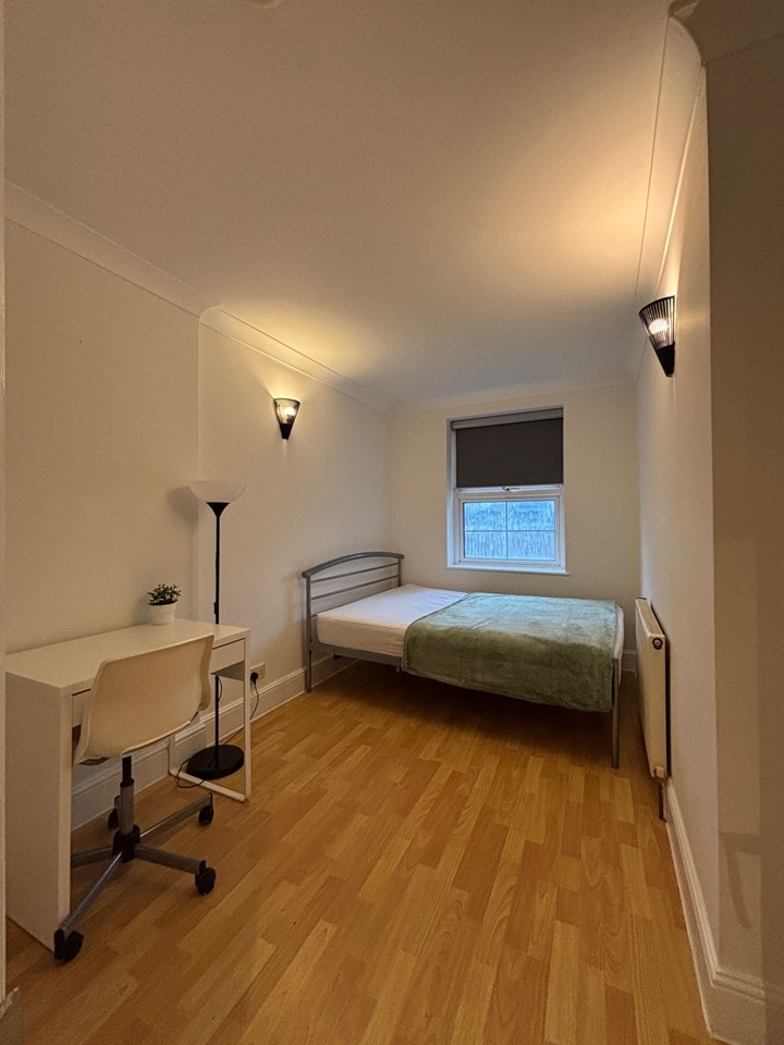 2 Bed Flat, Drummond Street, NW1 photo 4