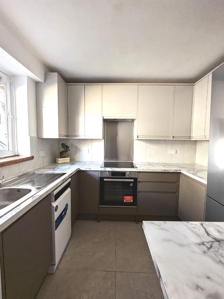 Room in a Shared Flat, Ilminster Gardens, SW11 photo 2
