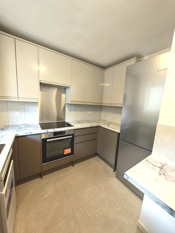 Room in a Shared Flat, Ilminster Gardens, SW11 photo 3