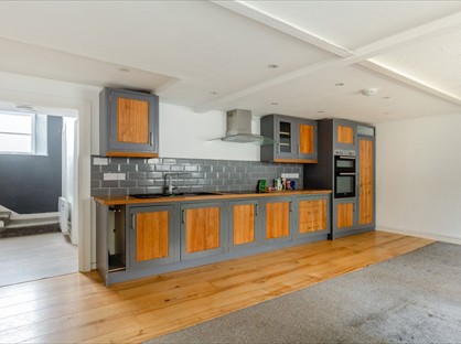 3 Bed Maisonette, Fore St, TR15