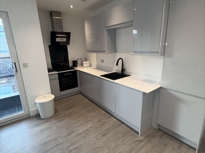 2 Bed Flat, High St, KT19