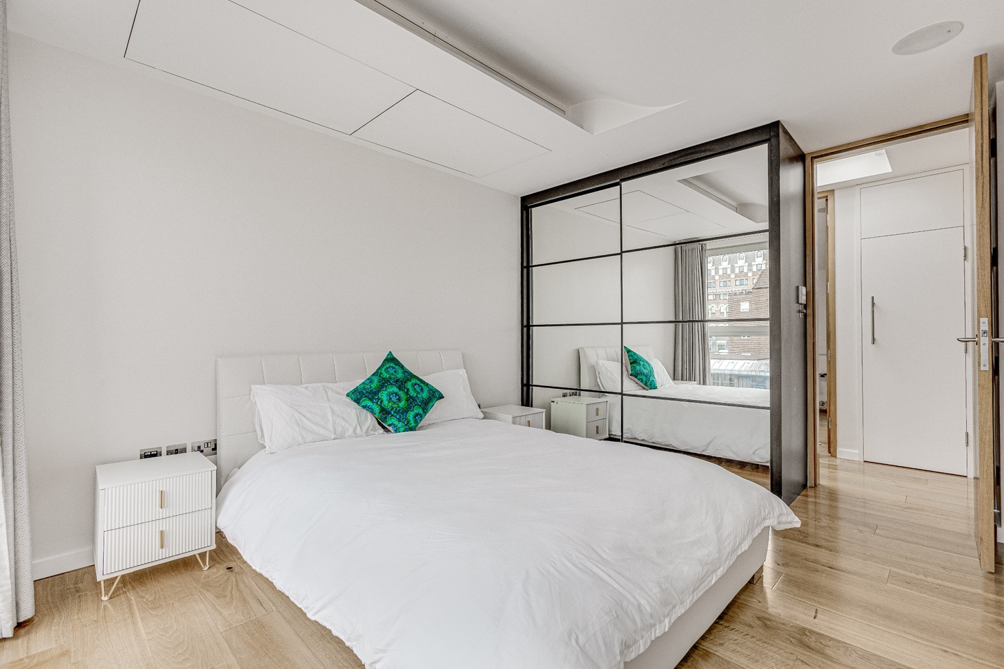 3 Bed Penthouse, Harley St, W1G photo 3