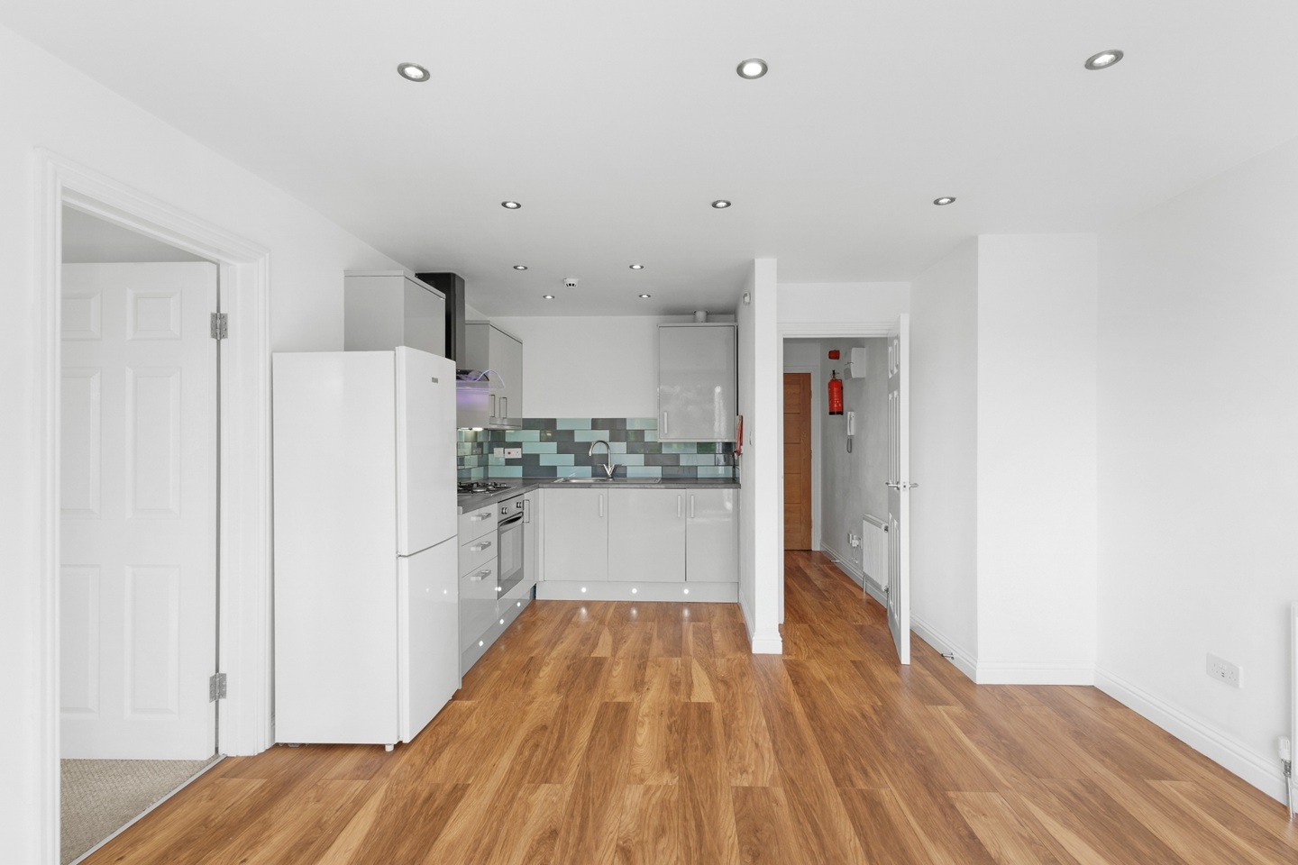 1 Bed Flat, Ashley House, BS2 photo 2