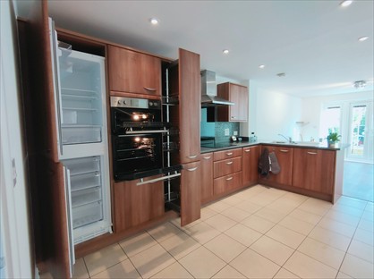 4 Bed Terraced House, Westview Close, BN10