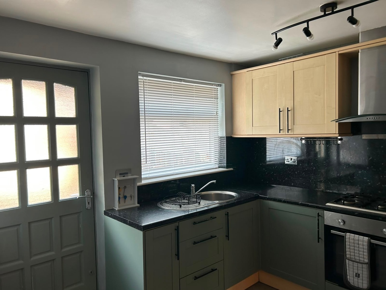 3 Bed End Terrace, Chapel Lane, LS12 photo 2
