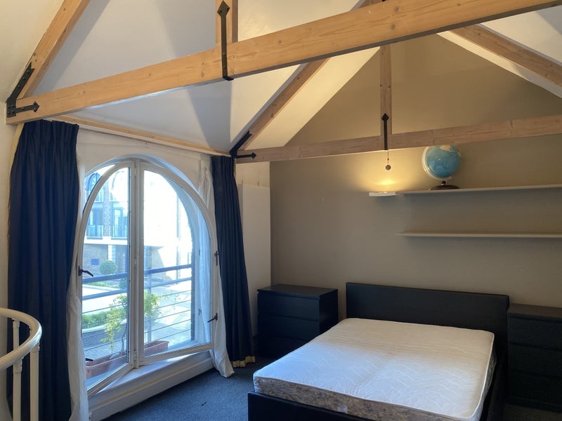 2 Bed Flat, Plantation Wharf, SW11 photo 3